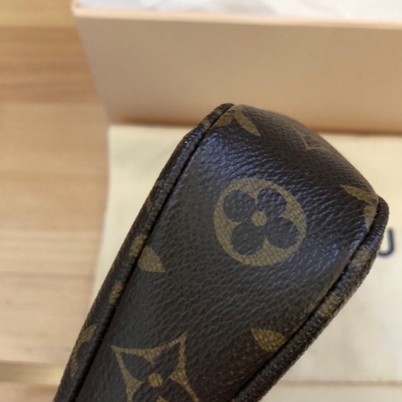 AUTHENTIC 🌸🌸 Pochette Accessory 🌸🌸 with Louis Vuitton Crossbody Strap - Picture 10 of 16